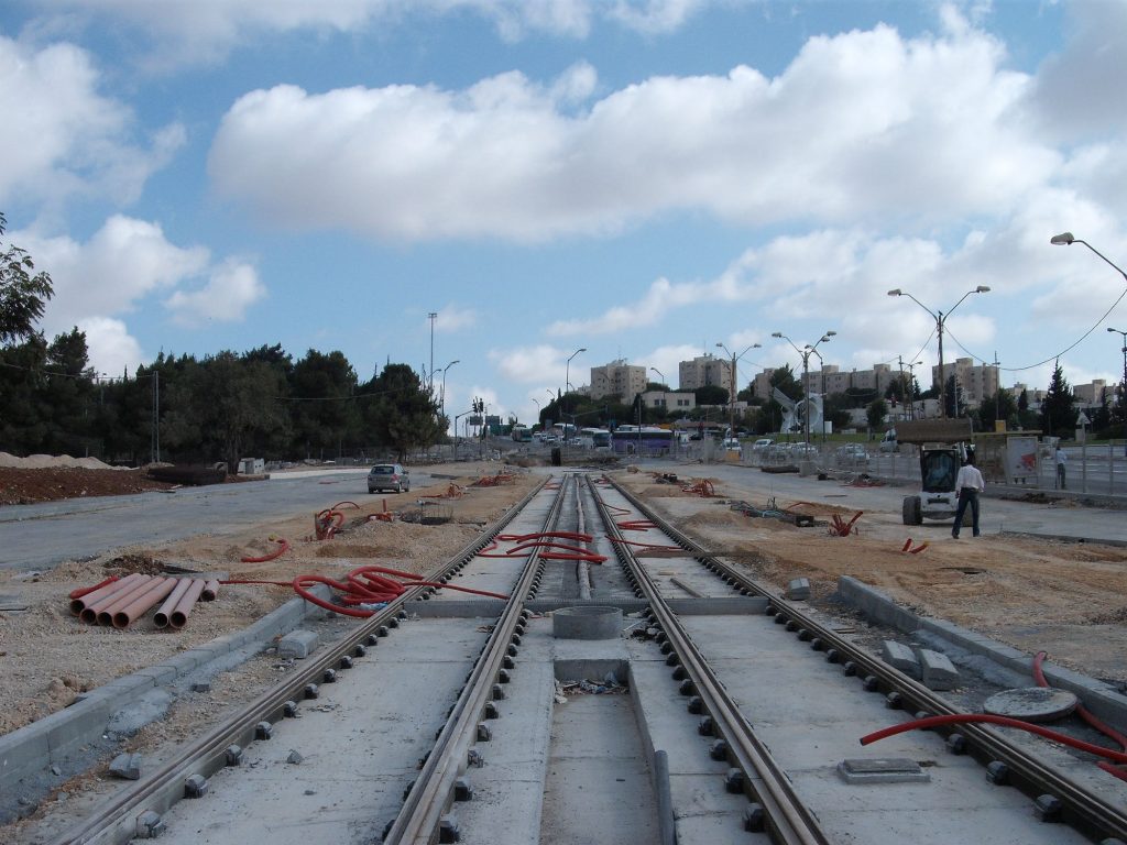 בראשי, מסילות רכבת קלה, תשתיות בישראל