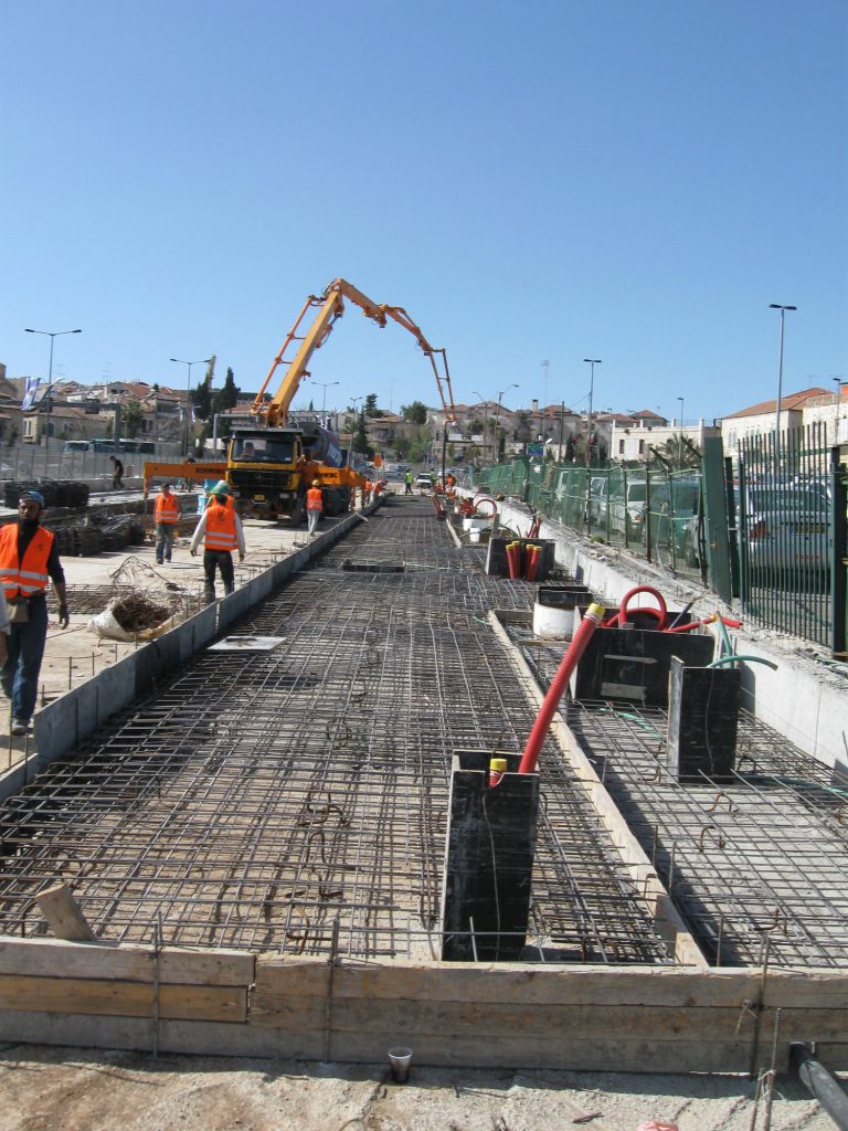 בראשי, רכבת קלה בהקמה, קבלנים בירושלים