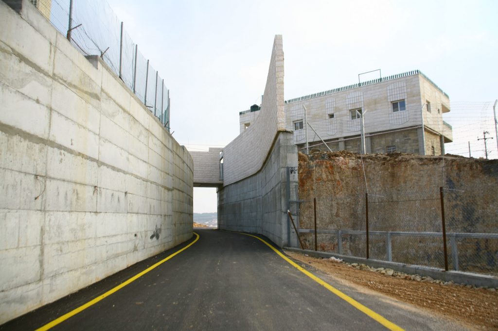 בראשי, קו התפר, כביש, קבלני תשתיות