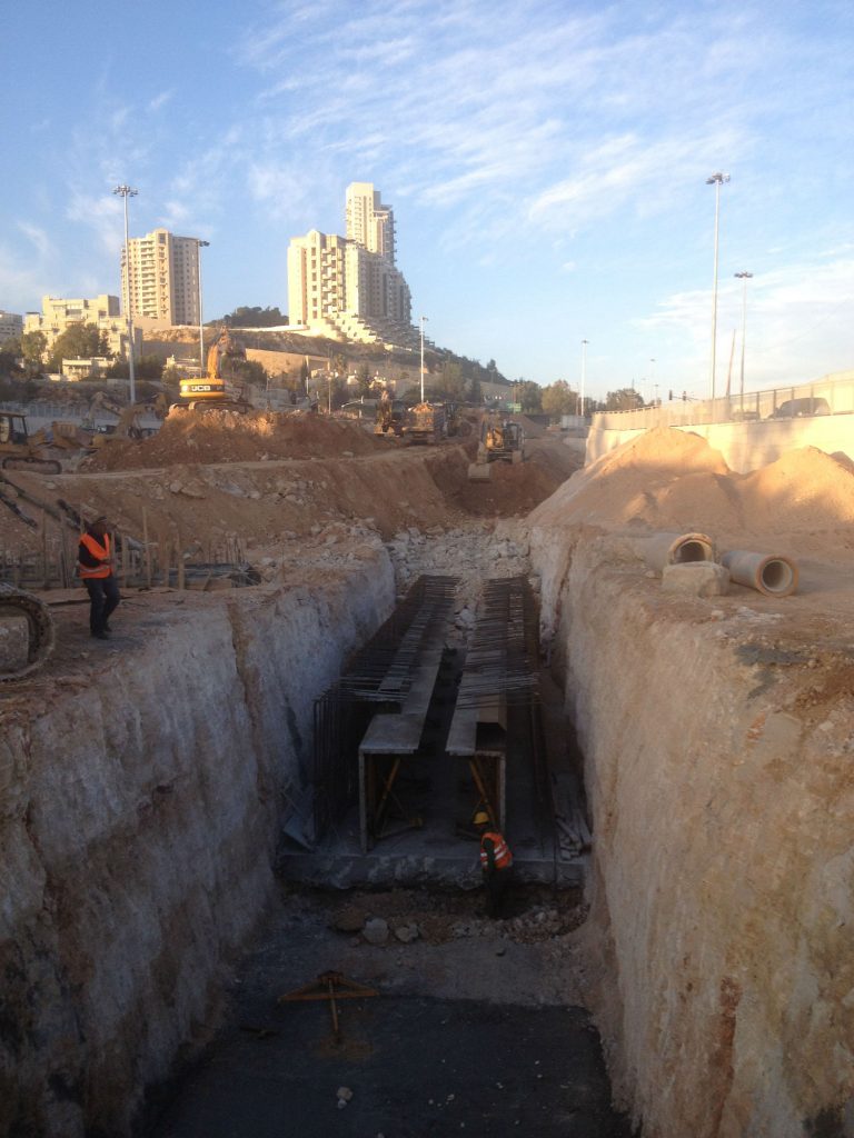 בראשי, כביש בגין, קבלני עבודות עפר