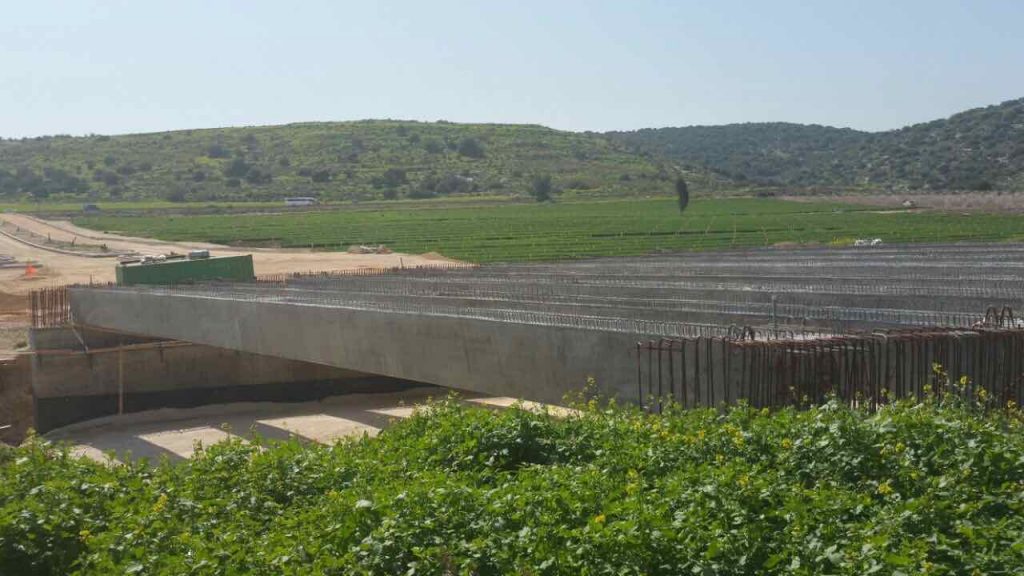 בראשי, כביש 5, חברות בנייה בישראל