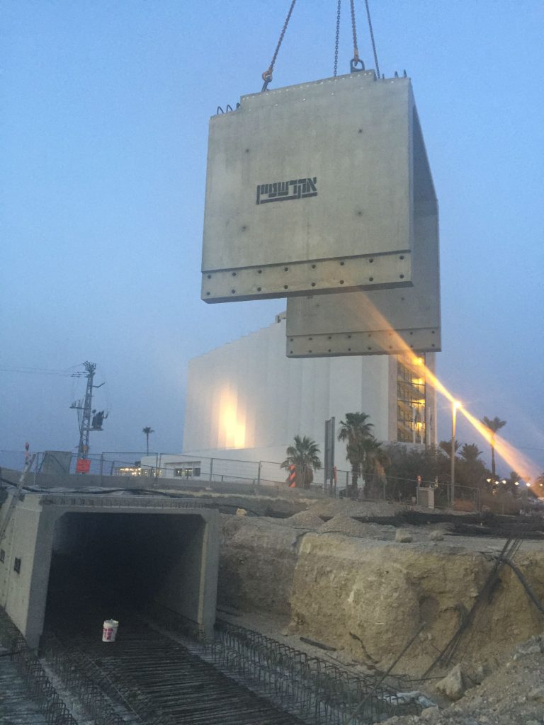 הרכבת האלמנטים על גבי זיון שהוכן מראש